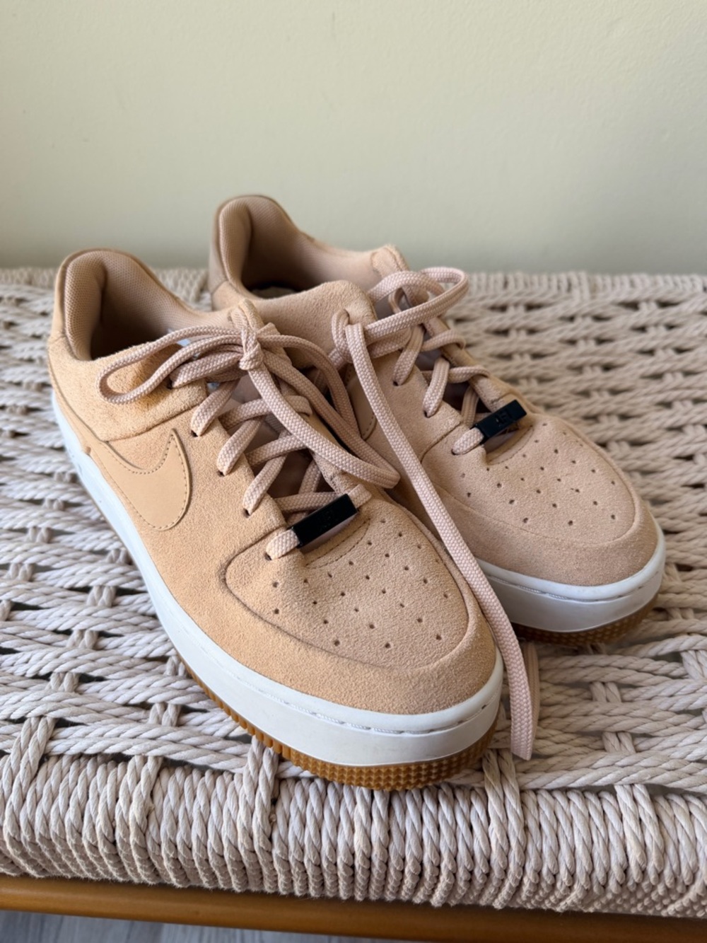 Nike Air Force 1 Sage Low - Blush
Pink Suede